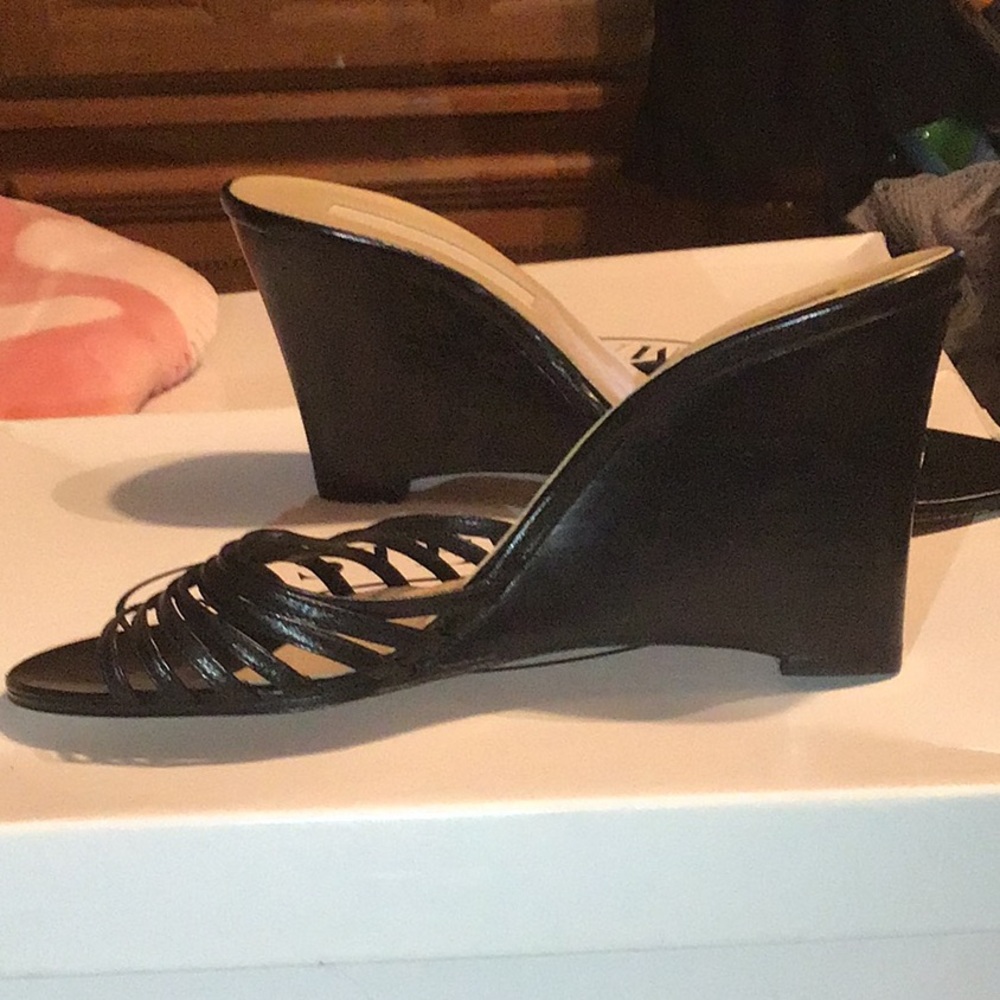 MICHAEL KORS OPEN TOE BLACK LEATHER WEDGES/SANDALS - Picture 4 of 13